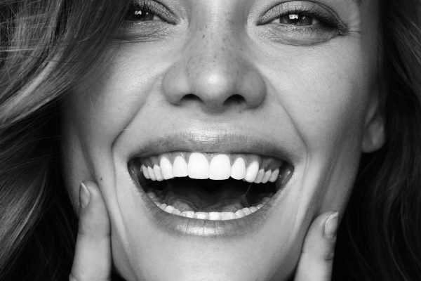 Hollywood Smile vs. Natural Smile Makeovers: What’s the Difference?